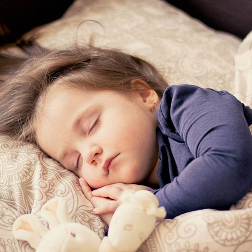  une maman avec son bébé pharmacie Chrétien